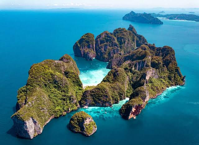 Aum and Nigel Rustage owners of aum's andaman adventures licenced tour agents in Phuket